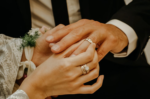 How Much Should Wedding Rings Cost?