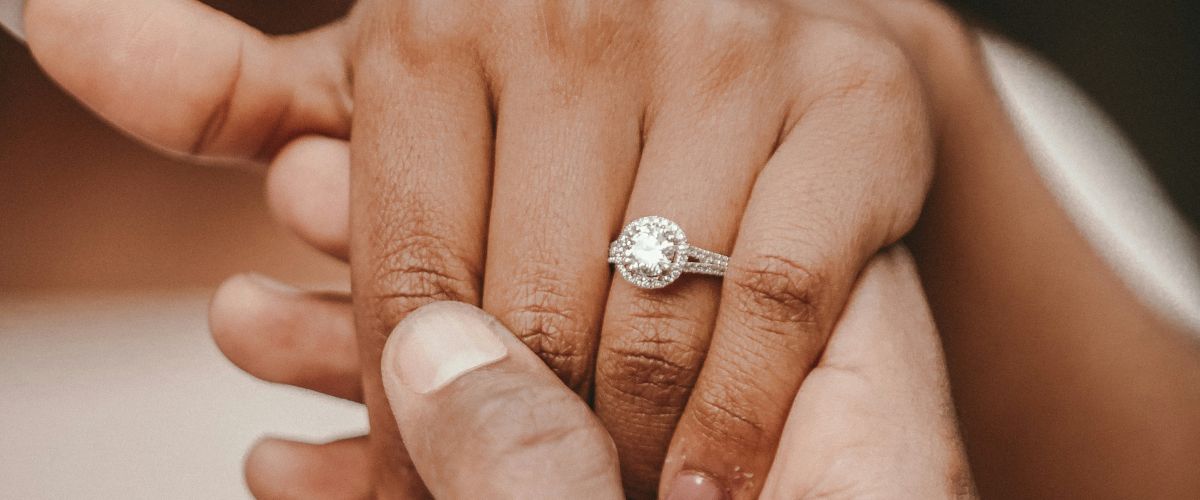 How Many Carats Should An Engagement Ring Be?