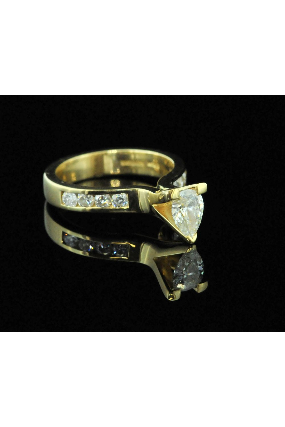 18ct Pear Diamond Ring