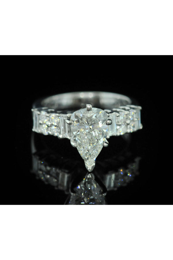 18ct White Gold Pear Cut Diamond Ring