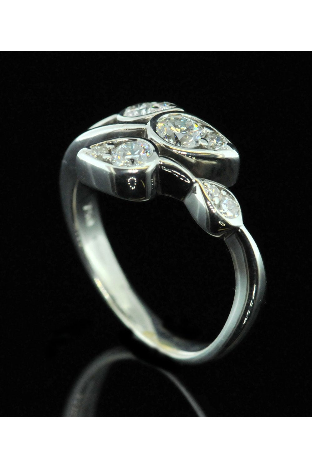 18ct White Gold Leaf Design Ring.