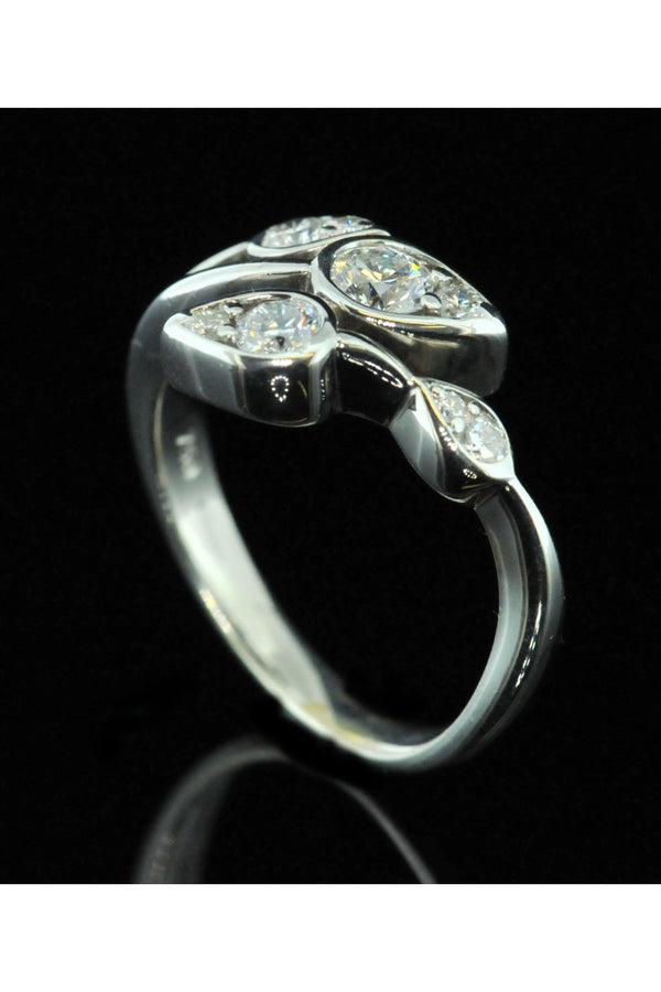 18ct White Gold Leaf Design Ring.