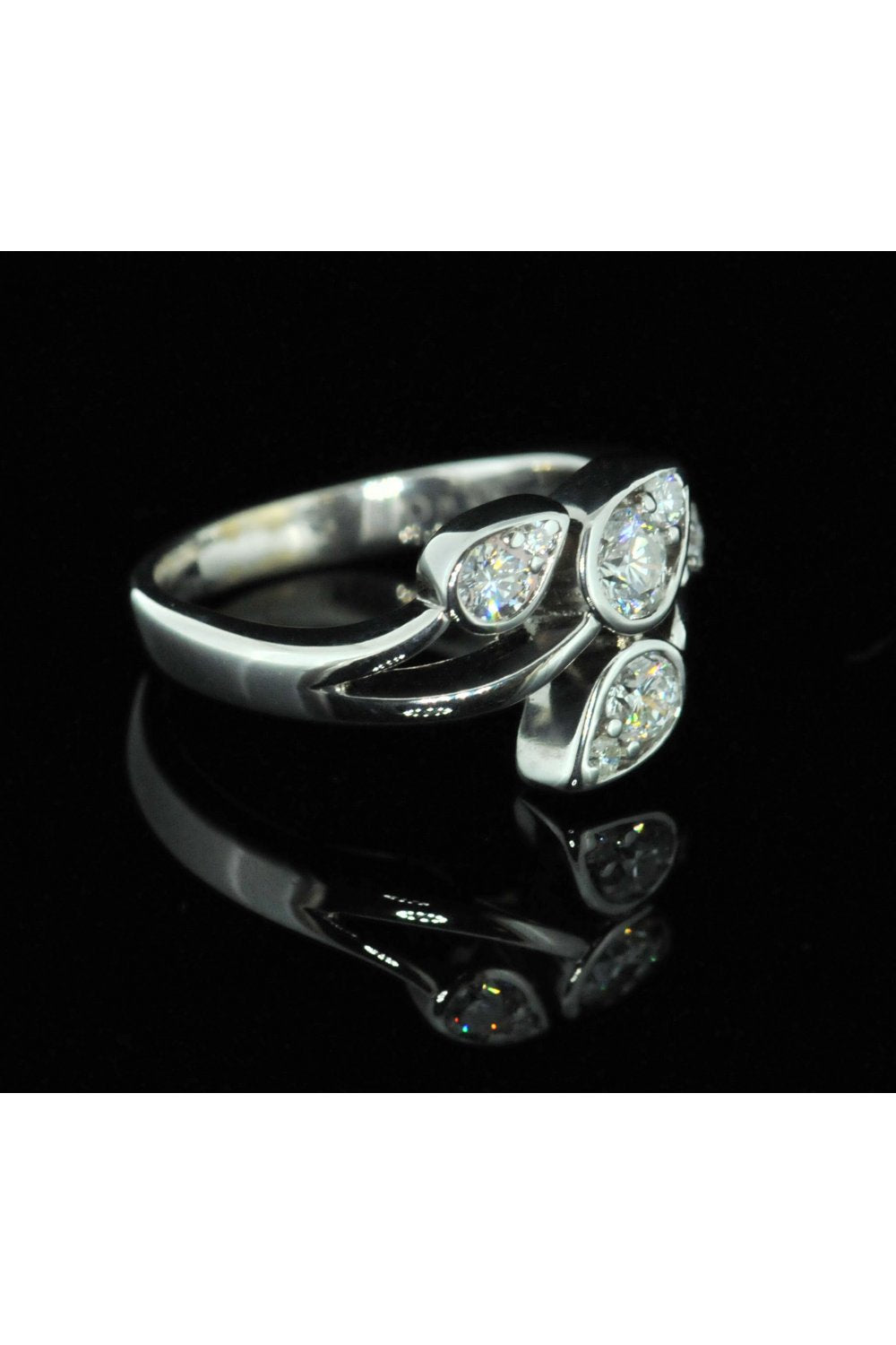 18ct White Gold Leaf Design Ring.