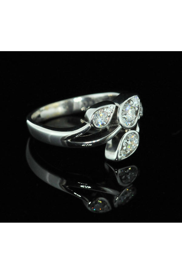 18ct White Gold Leaf Design Ring.