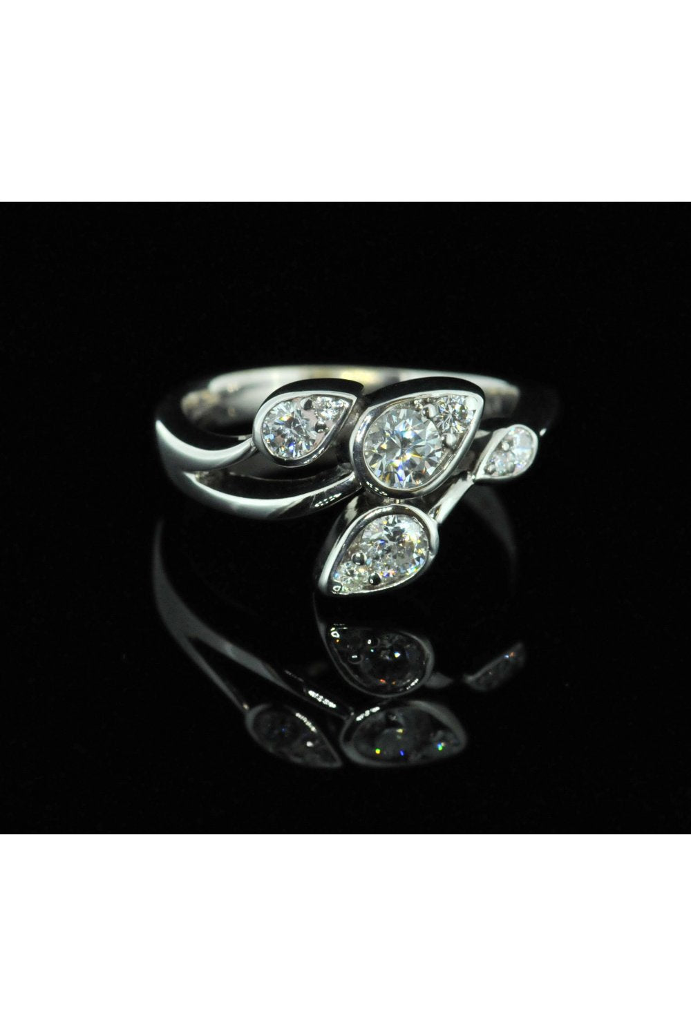 18ct White Gold Leaf Design Ring.