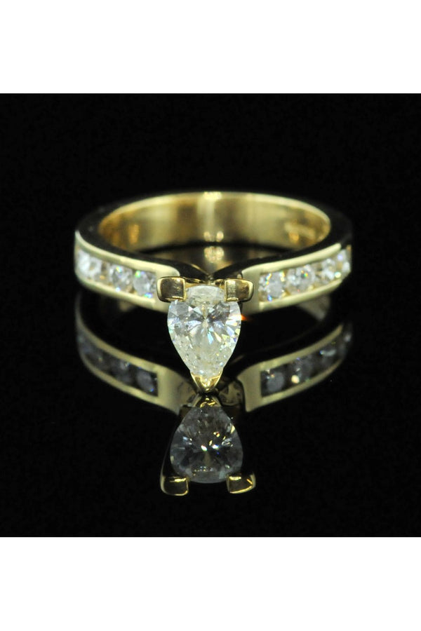 18ct Pear Diamond Ring
