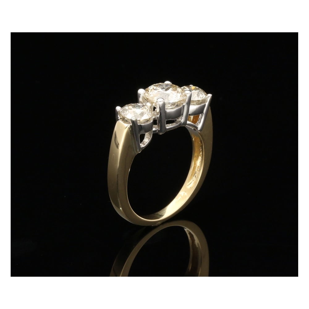 Ladies 18ct Yellow Gold 3 Stone Diamond Ring - 3.05ct