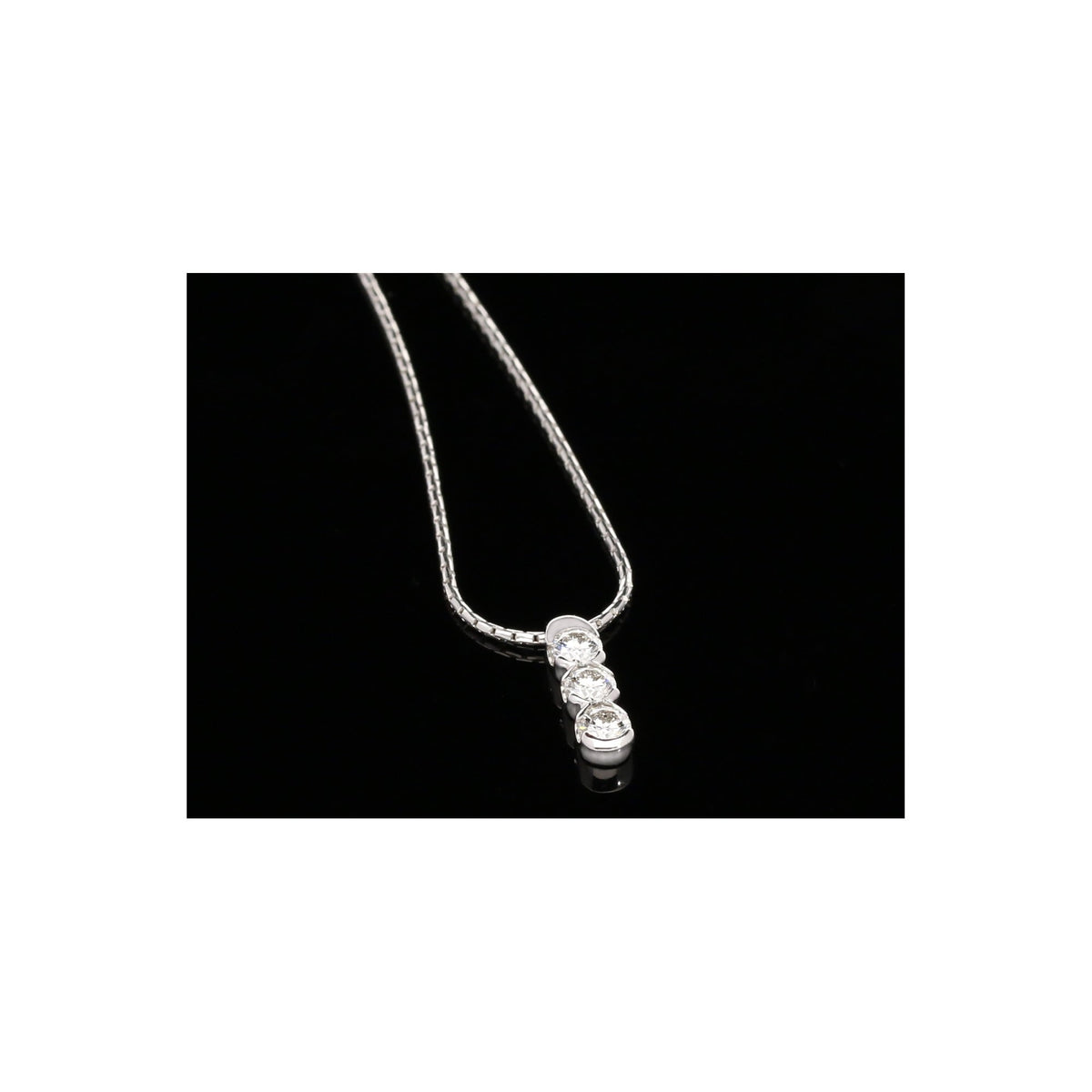 18ct White Gold Diamond Pendant & Chain