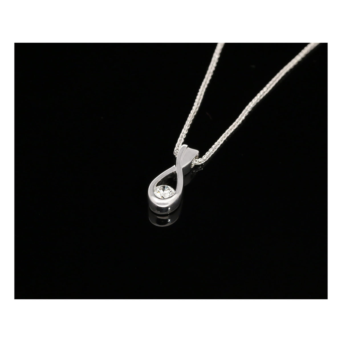 18ct White Gold Diamond Pendant & Chain - David M Robinson