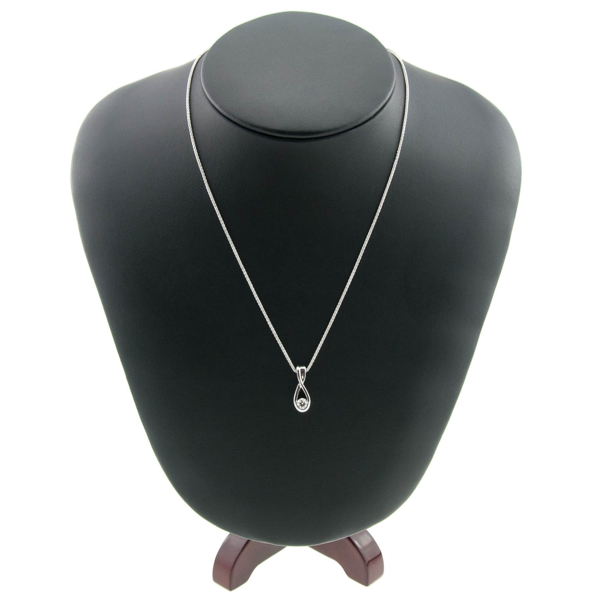 18ct White Gold Diamond Pendant & Chain - David M Robinson