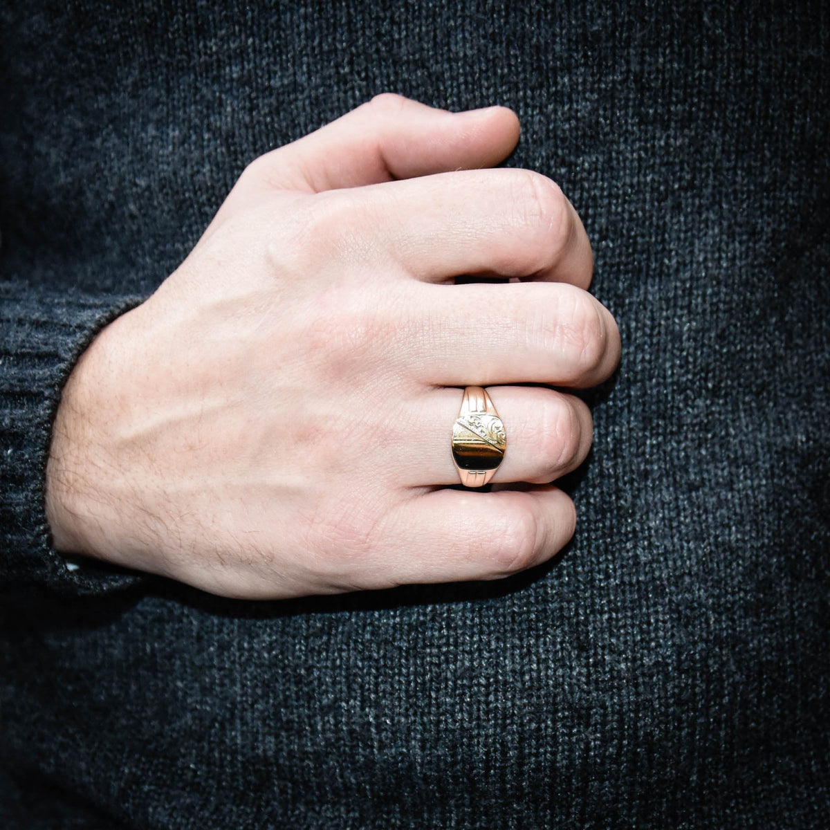 9ct Yellow Gold Gents Signet Ring - 4.8g