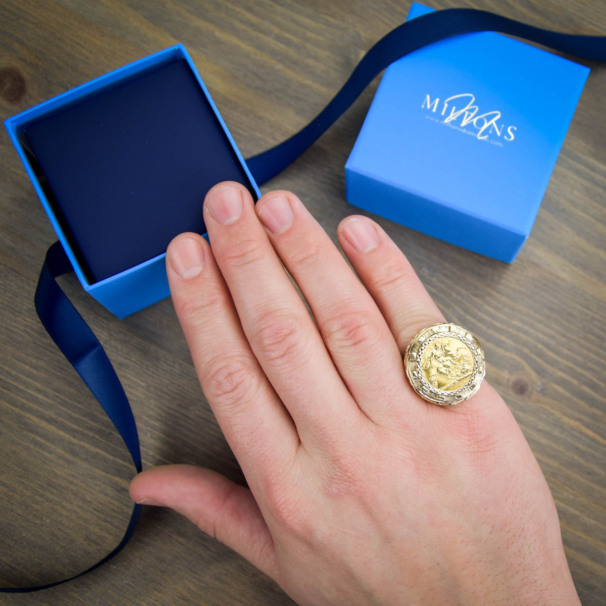 1925 Gold Half Sovereign Ring - 13.4g