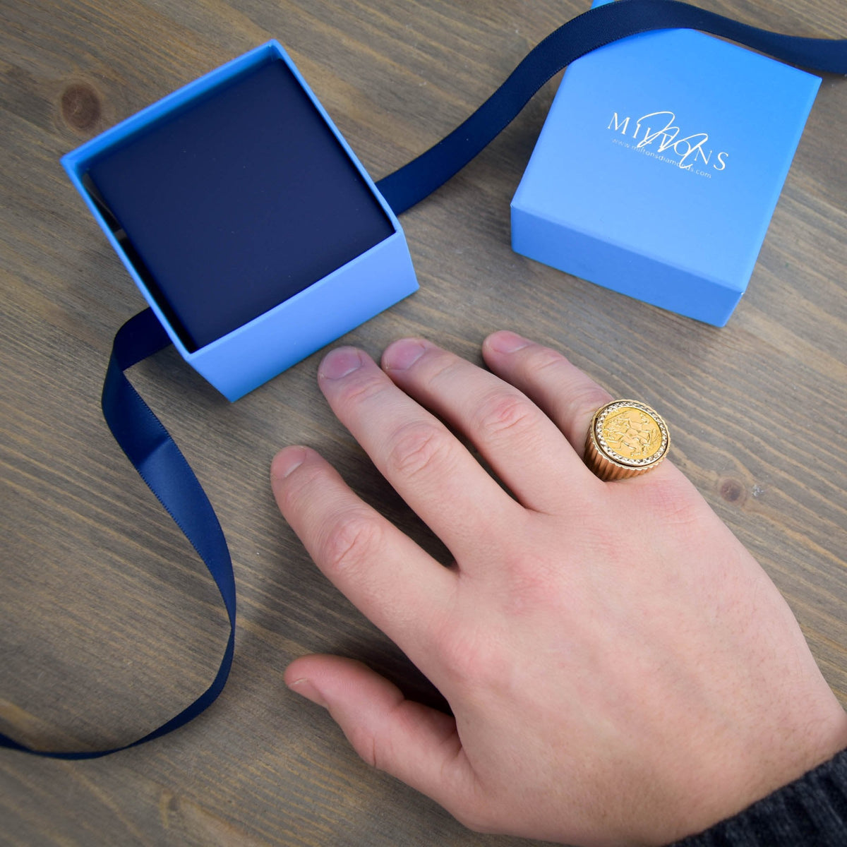 1913 Half-Sovereign Coin Ring - 11.90g