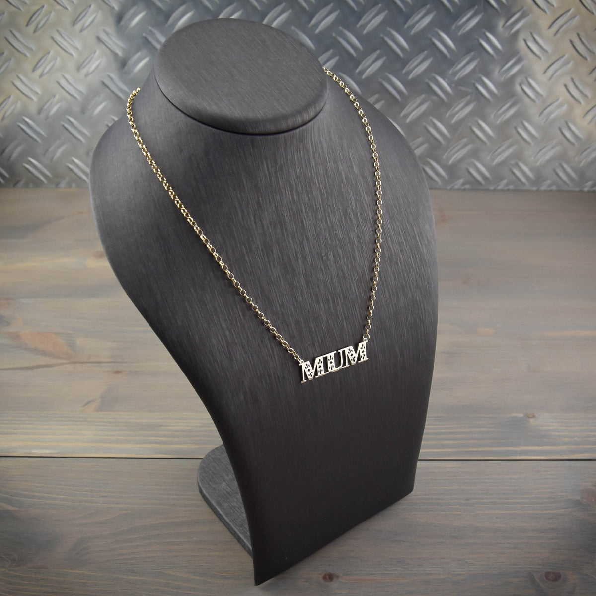 9ct Gold Mum Pendant & Chain - 7.8g