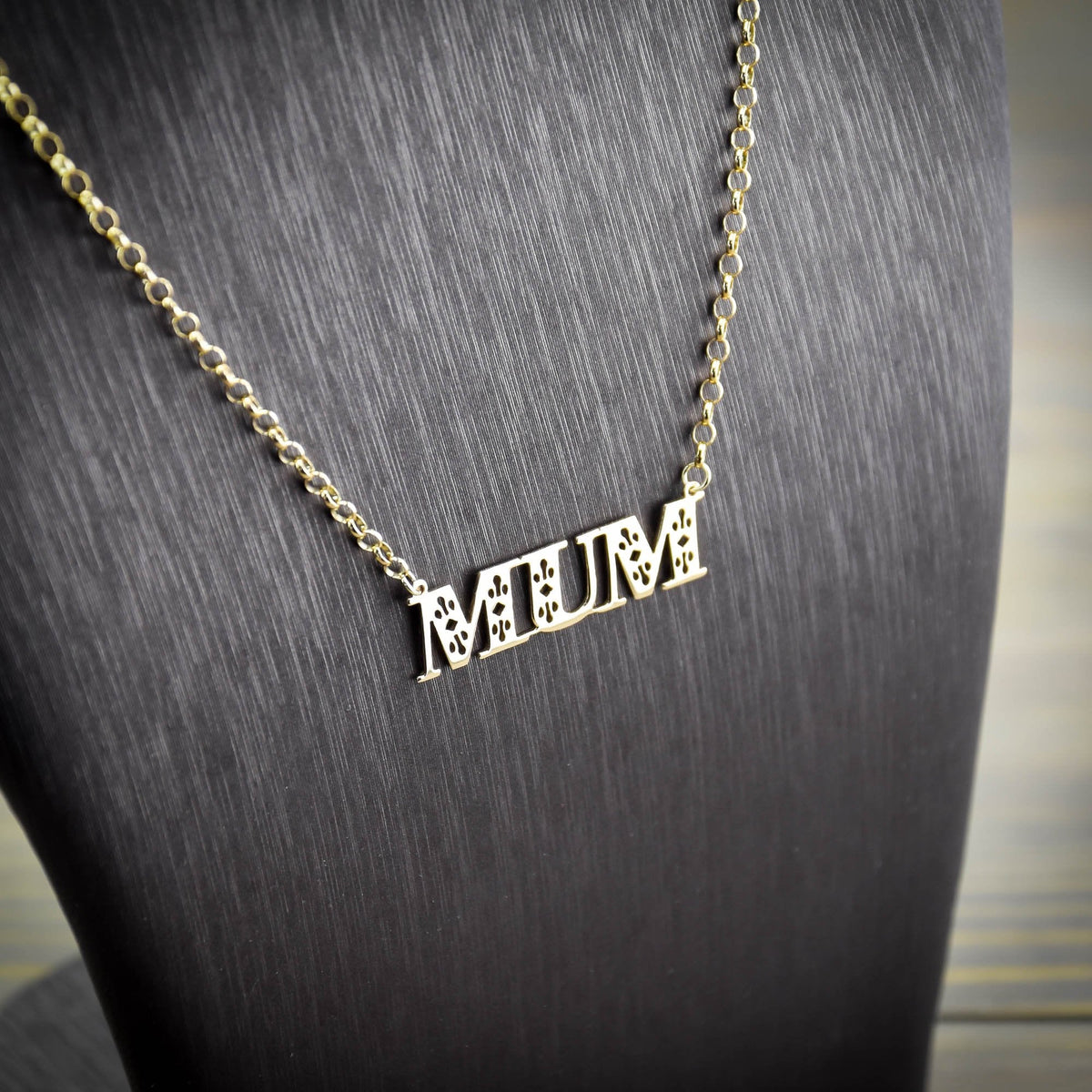 9ct Gold Mum Pendant & Chain - 7.8g