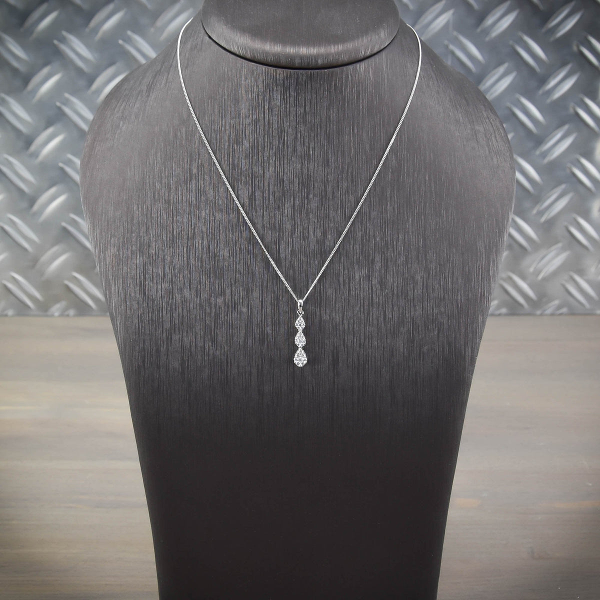 18ct White Gold Diamond Pendant & Chain - 0.45ct