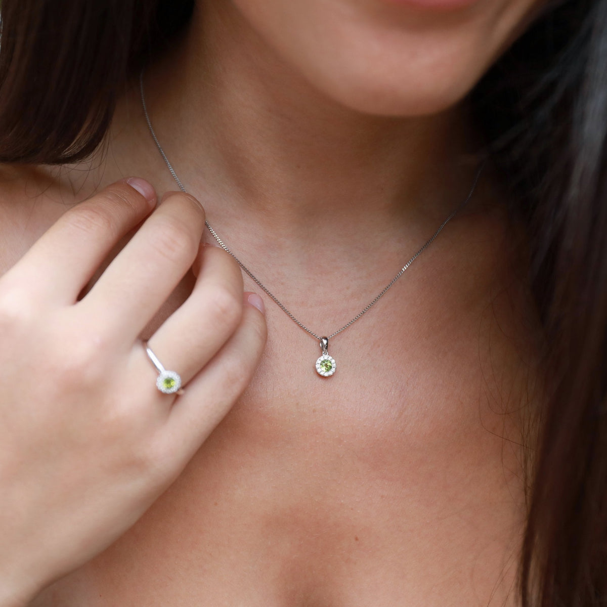 Ladies 18ct White Gold Diamond & Peridot Cluster Pendant
