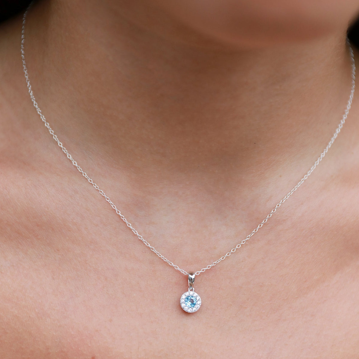 Ladies 18ct White Gold Diamond & Aquamarine Cluster Pendant