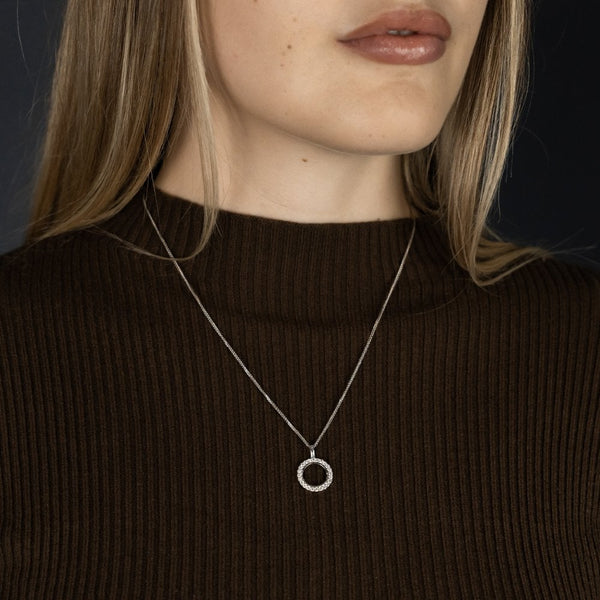 18ct White Gold Diamond Circle Pendant & Necklace - 18" - 0.43ct