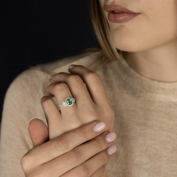 Ladies 18ct White Gold Diamond & Oval Emerald Fancy Ring