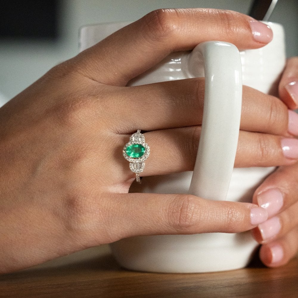 Ladies 18ct White Gold Diamond & Oval Emerald Fancy Ring