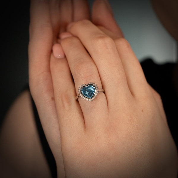 Ladies 9ct White Gold Aquamarine & Diamond Heart Ring - 0.16ct