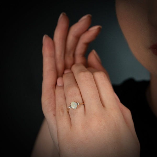 18ct Yellow Gold Diamond & Opal Ring - Size O - 0.20ct