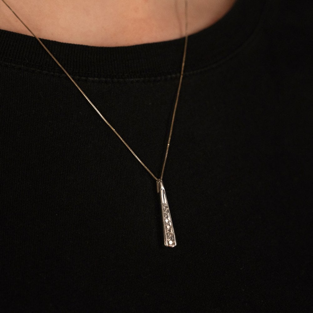 Ladies 18ct White Gold Diamond Pendant & Necklace - 18" - 0.25ct