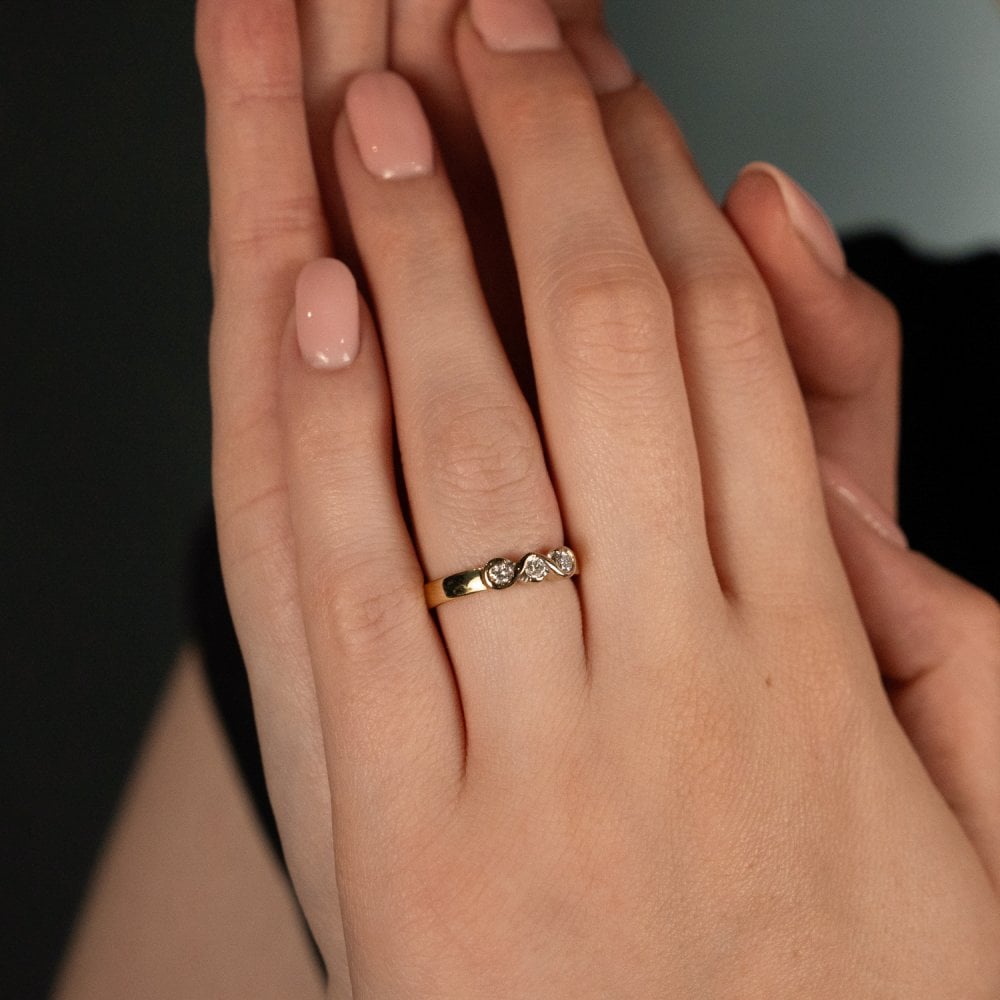 Ladies 18ct Yellow Gold Diamond Trilogy Ring - 0.25ct