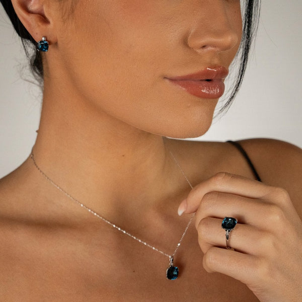 9ct White Gold London Blue Topaz & Diamond Ring - 0.08ct