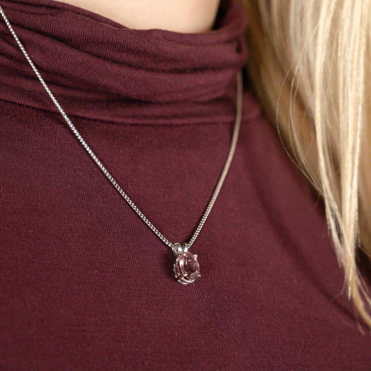 Ladies 18ct White Gold Oval Pink Tourmaline Pendant & Chain