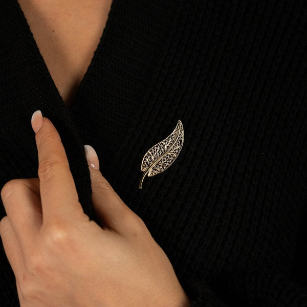 Ladies 9ct Yellow Gold Filigree Leaf Brooch - 3.1g