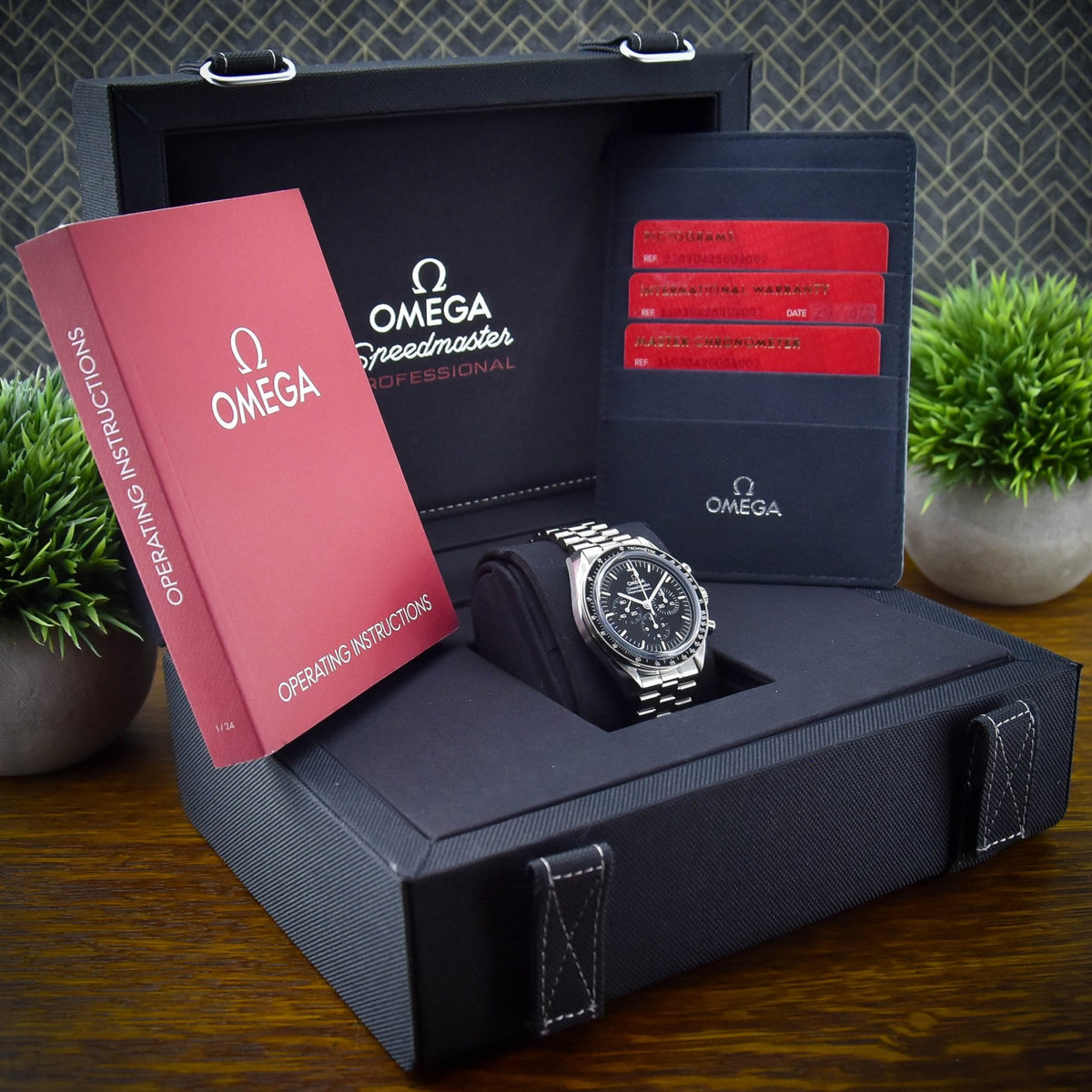 Speedmaster 310.30.42.50.01.002 - Sapphire Sandwich - 2024