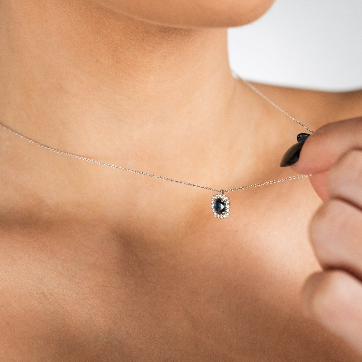 18ct White Gold Diamond & Sapphire Pendant & Necklace - 0.23ct