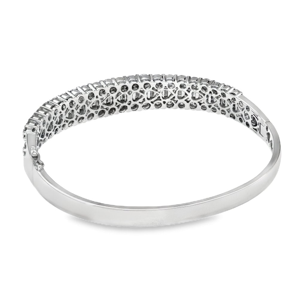 18ct White Gold Diamond Row Bangle - 18.5cm - 7.36ct.