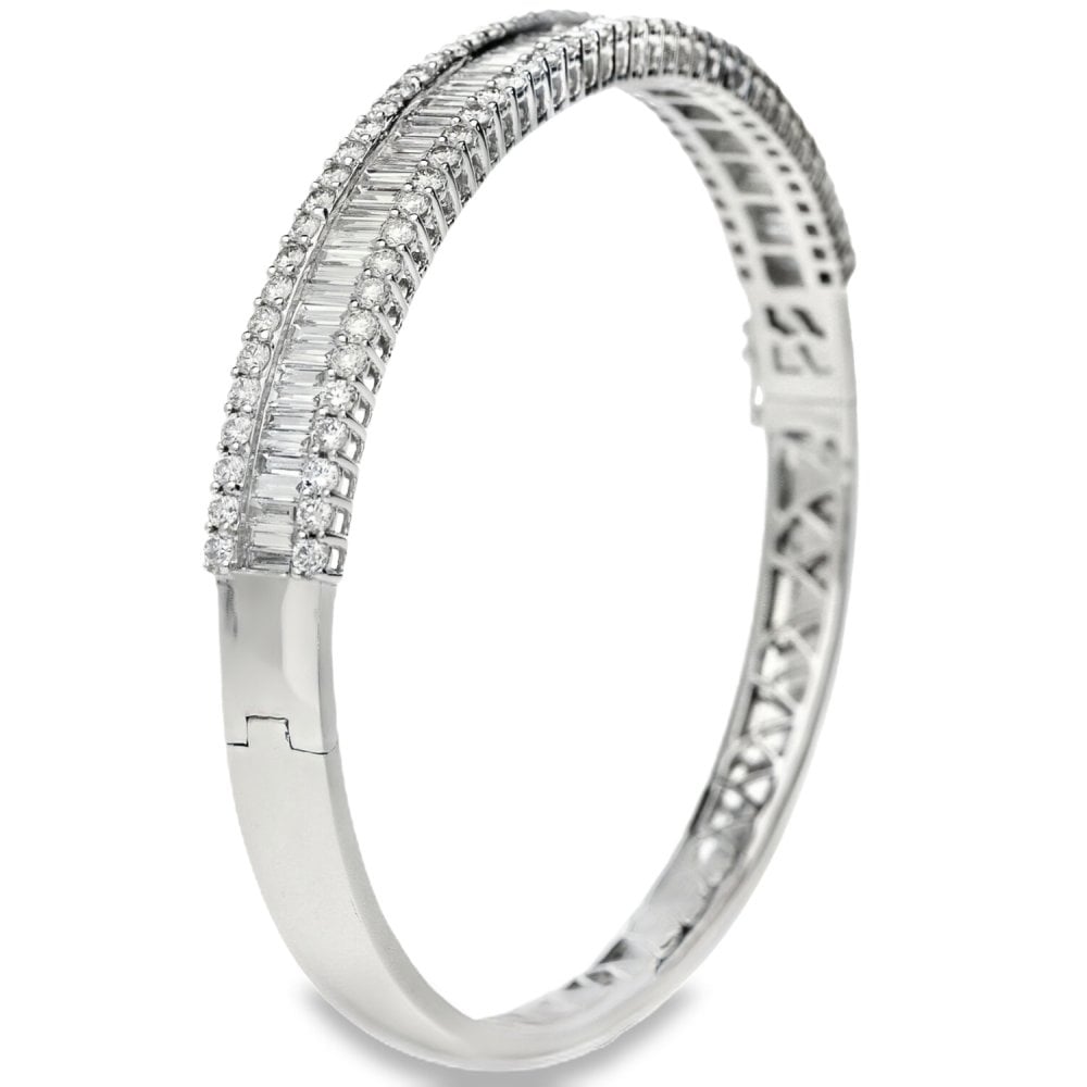 18ct White Gold Diamond Bangle - 16.5cm - 4.33ct