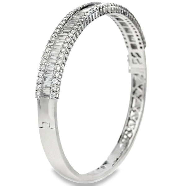 18ct White Gold Diamond Bangle - 16.5cm - 4.33ct