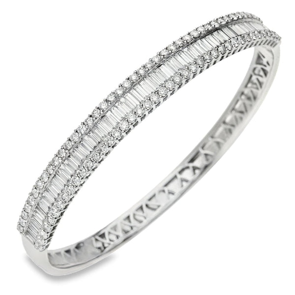 18ct White Gold Diamond Bangle - 16.5cm - 4.33ct