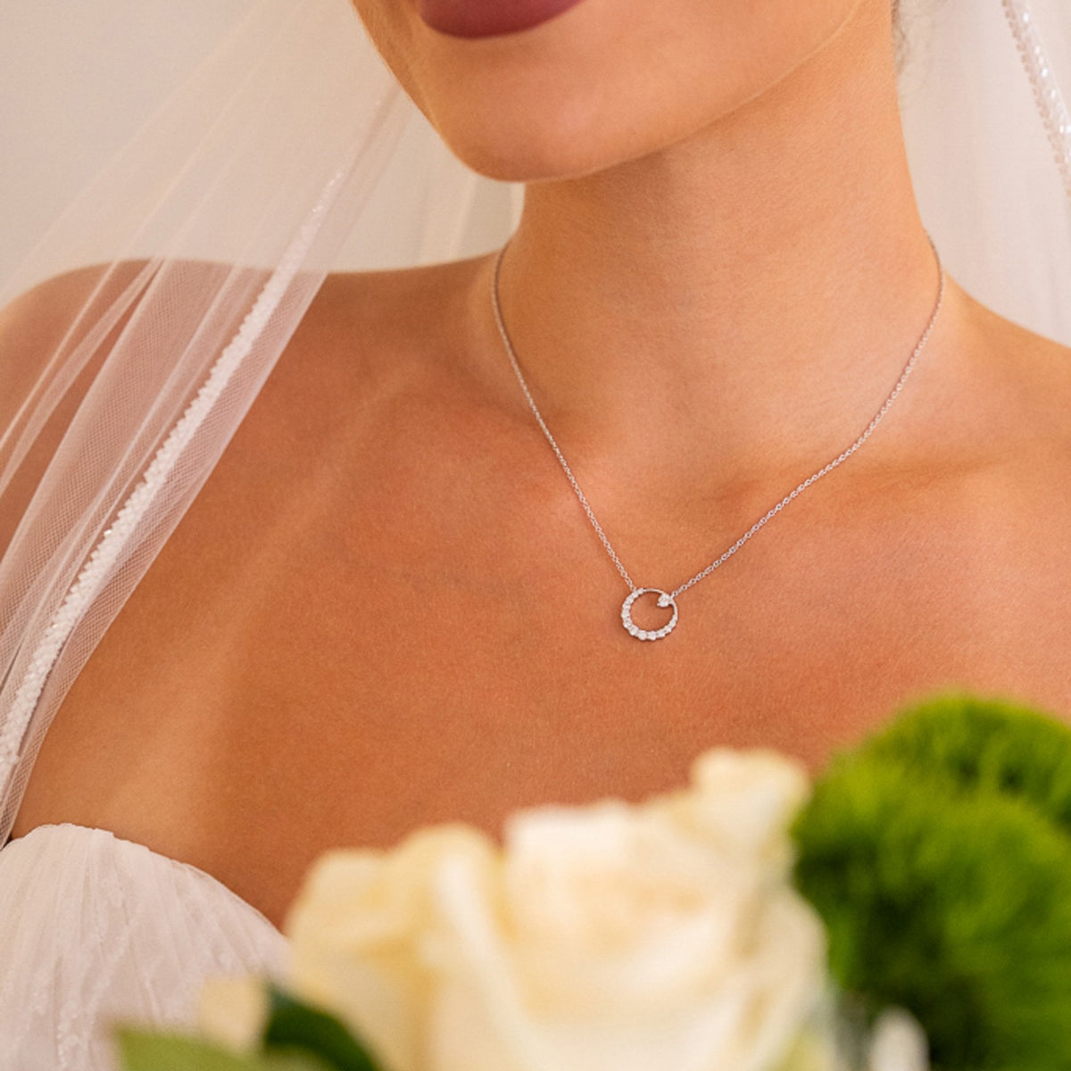 18ct White Gold Diamond Loop Pendant & Necklace - 18" - 3.5g