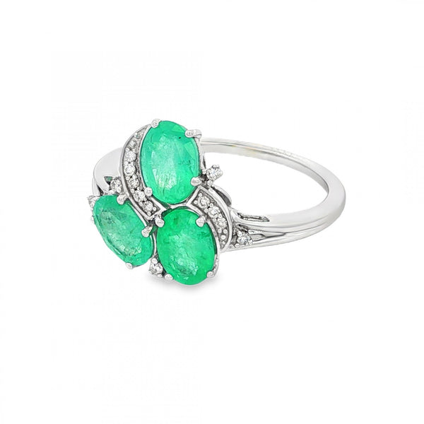 14ct White Gold Oval Emerald & Diamond Cluster Ring - Size S