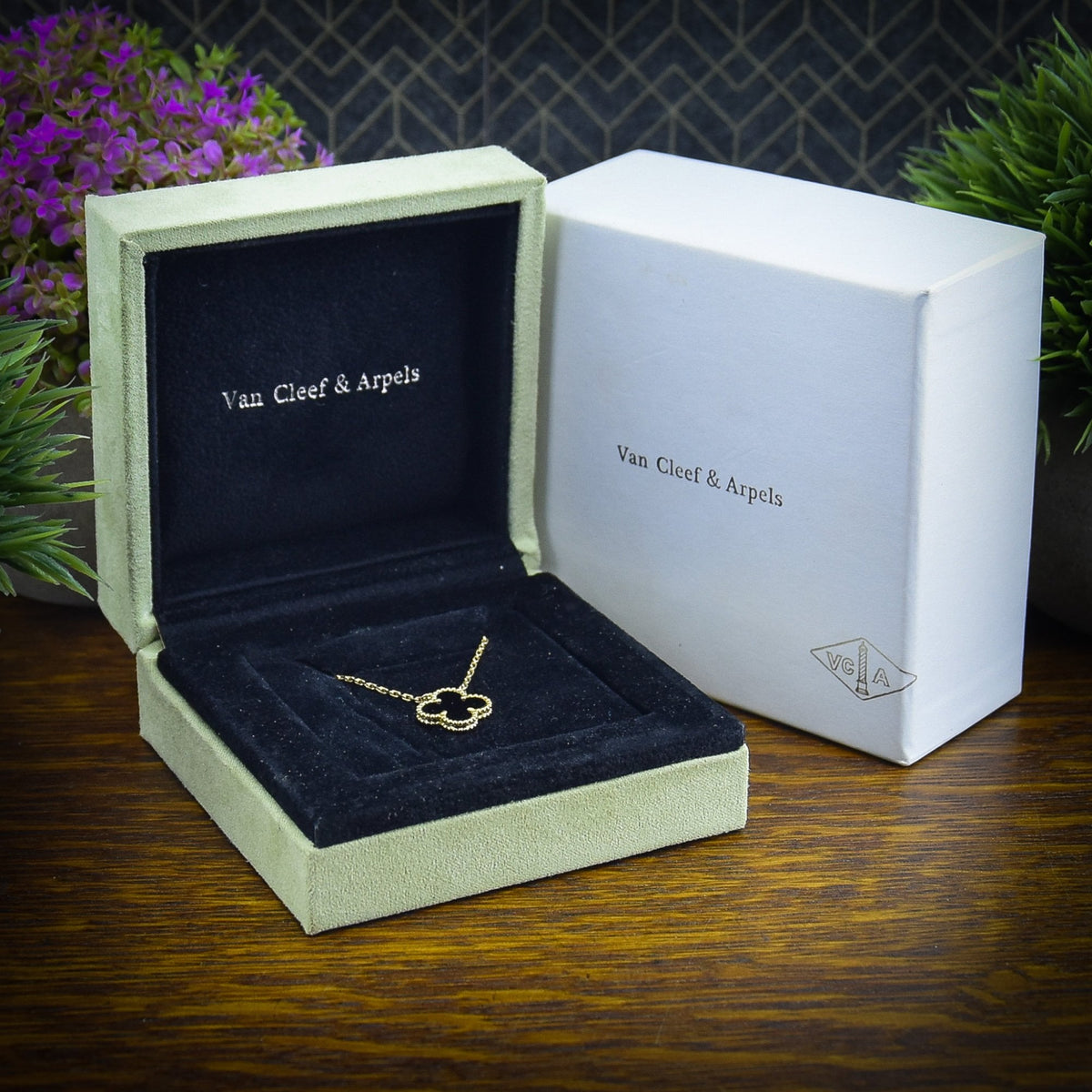 18ct Yellow Gold Vintage Alhambra Pendant & Chain - 15/17" -5.4g